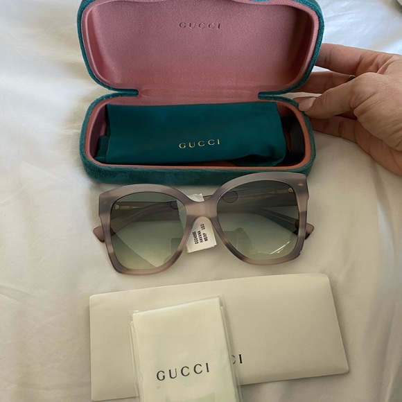 ❌SOLD❌ Authentic Gucci Sunglasses - Picture 2 of 6